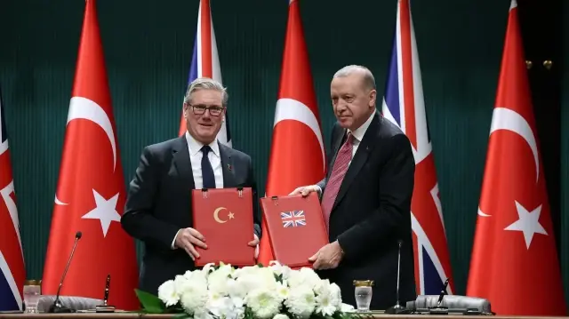 Recep Tayyip Erdogan et Keir Starmer ont signé à Ankara un accord qualifié d’"historique" sur les chasseurs Eurofighter Typhoon, renforçant la coopération stratégique entre les deux pays.
