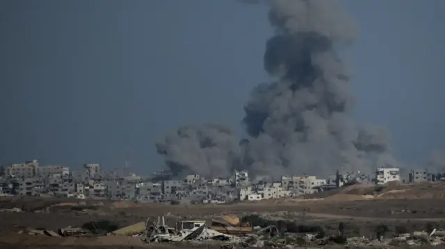 غزة.. جيش الاحتلال الإسرائيلي يقصف رفح بزعم تعرض قواته لإطلاق نار