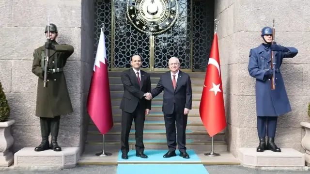 Le ministre turc de la Défense, Yasar Guler et son homologue qatari, le vice-Premier ministre et ministre de la Défense du Qatar, le cheikh Mohammed ben Abdulrahman Al Thani.