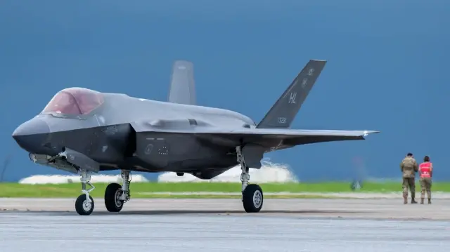Lors d’une visite au Japon, Donald Trump a annoncé l’approbation du premier lot de missiles destinés aux avions de chasse F-35 de l’armée japonaise, réaffirmant la puissance militaire américaine.