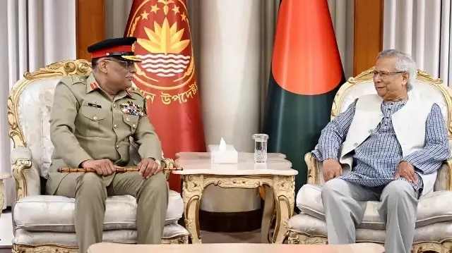  ہفتے کے روز پاکستان کے چیئرمین جوائنٹ چیفس آف اسٹاف کمیٹی جنرل ساحر شمشاد مرزا نے آٹھ رکنی وفد کے ہمراہ ڈھاکہ میں بنگلہ دیش کے چیف ایڈوائزر پروفیسر محمد یونس سے ملاقات کی۔
