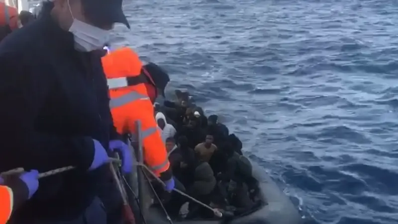 Sahil Güvenlik ekiplerince düzenlenen iki ayrı operasyonda toplam 86 düzensiz göçmen yakalandı.