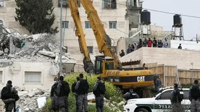 الاحتلال الإسرائيلي يخطر بهدم 14 منزلًا ومنشأة فلسطينية جنوب الضفة الغربية