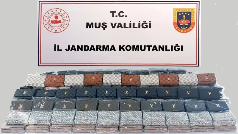 MUŞ İL JANDARMA KOMUTANLIĞI EKİPLERİNCE GERÇEKLEŞTİRİLEN OPERASYONDA, PİYASA DEĞERİ YAKLAŞIK 1 MİLYON 220 BİN LİRA OLAN 488 ADET SAHTE MARKA CÜZDAN ELE GEÇİRİLDİ.