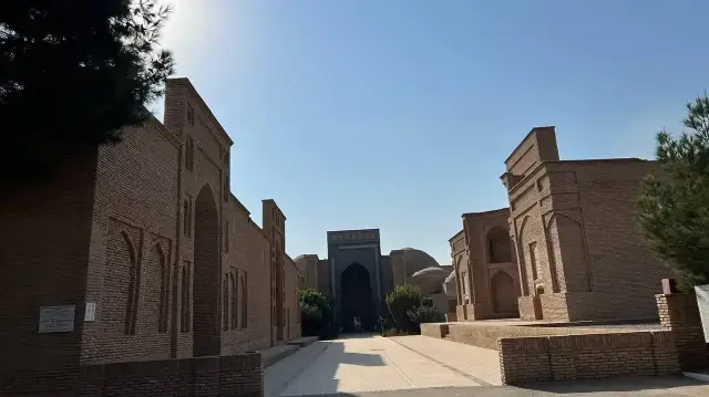  Султан Саодат — священный мемориальный комплекс.