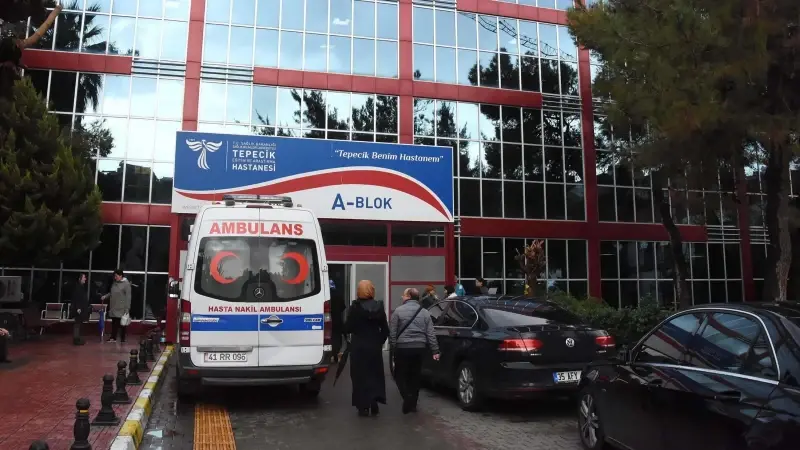 Kurşunlar polis memurunun sağ bacağına, dizine ve kalçasına isabet etti. İhbarla bölgeye sağlık ekipleri sevk edildi. 