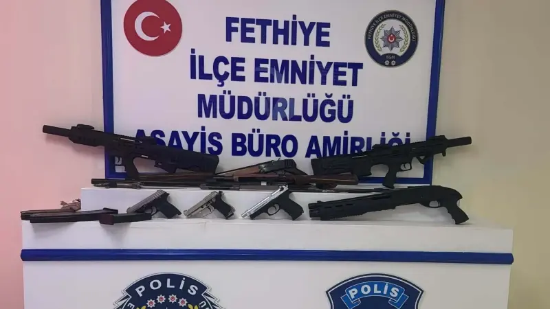 Muğla'nın Fethiye ilçesinde bir iş yerinin önüne bırakılan çantadan 5 av tüfeği, 2 kurusıkı tabanca, 1 tabanca, 10 kesici alet, 1 çekiç, tabancaya ait 12 fişek ve 28 av tüfeği kartuşu çıktı.