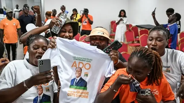 Les partisans du président ivoirien et candidat à la présidence du Rassemblement des Houphouétistes pour la démocratie et la paix (RHDP), Alassane Ouattara, célèbrent sa victoire à l'élection présidentielle au siège du parti à Abidjan, le 27 octobre 2025.