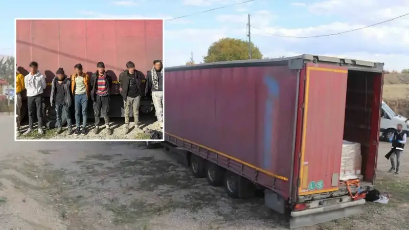 Tıbbı malzeme yüklü tırda, tıbbi malzemeler arasında 8 yabancı uyruklu düzensiz göçmenin saklandığı tespit edildi.