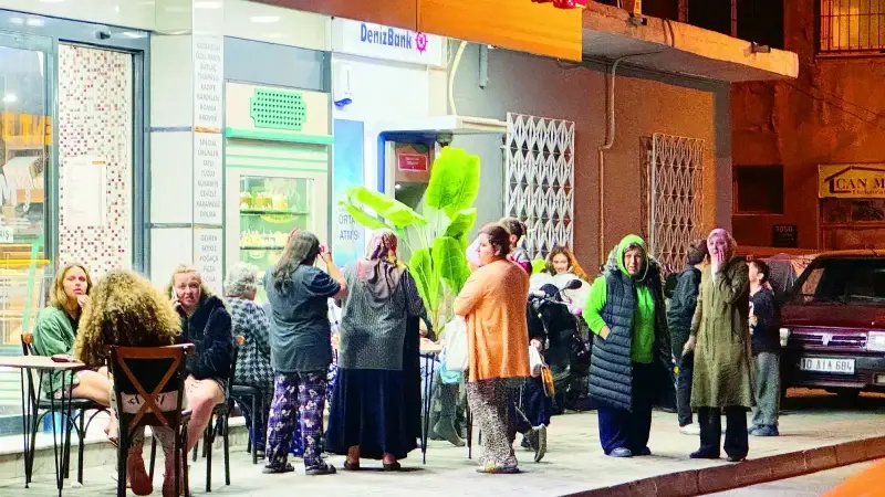 Başta Balıkesir olmak üzere pek çok ildeki vatandaşlar deprem sonrası panikle sokaklara döküldü.