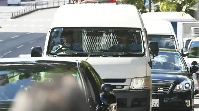 Une voiture qui serait celle du prévenu Tetsuya Yamagami (C) est aperçue en route vers le tribunal de district de Nara pour son premier procès à Nara, dans la préfecture de Nara, le 28 octobre 2025.