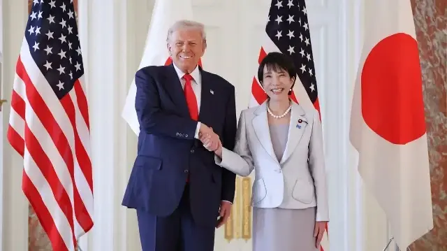 La Première ministre japonaise Sanae Takaichi (à droite) serre la main du président américain Donald Trump à la résidence d'État d'Akasaka à Tokyo, le 28 octobre 2025.