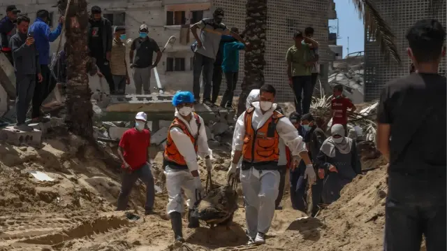 غزة.. استخراج رفات 42 فلسطينيا مجهولي الهوية من مقبرة عشوائية