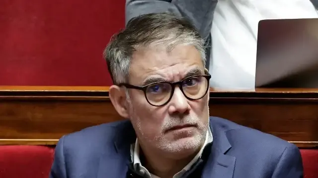 Le député socialiste et apparenté Olivier Faure assiste à l'examen d'un projet de loi de finances dans le cadre du débat et de l'examen du budget de l'État 2026 à l'Assemblée nationale française, à Paris, le 27 octobre 2025. 
