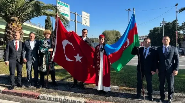 Флаг Азербайджана на Марше Республики в Турции