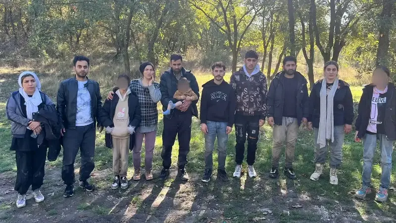 Kaçak göçmenler, işlemlerinin ardından Edirne İl Göç İdaresi Müdürlüğü Geri Gönderme Merkezi’ne teslim edildi.