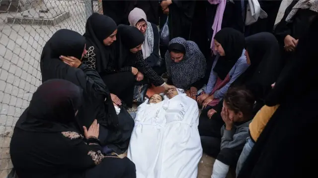 Des proches pleurent les corps de deux enfants tués lors d'une frappe israélienne, à l'hôpital Nasser de Khan Yunis, dans le sud de la bande de Gaza, le 29 octobre 2025.