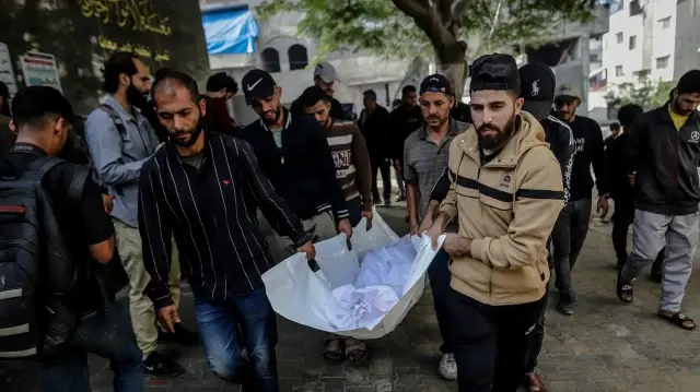 Des citoyens et des proches des Palestiniens, dont des enfants, qui ont trouvé la mort à la suite de l'attaque israélienne sur le centre de Gaza, malgré le cessez-le-feu, assistent aux funérailles après que les corps ont été transportés depuis l'hôpital al-Shifa pour être inhumés à Gaza City, Gaza, le 29 octobre 2025. Au moins 91 personnes ont été tuées dans cette attaque, dont des enfants.