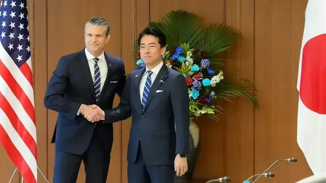 Министр обороны Японии Синдзиро Коидзуми и министр обороны США Пит Хегсет.
