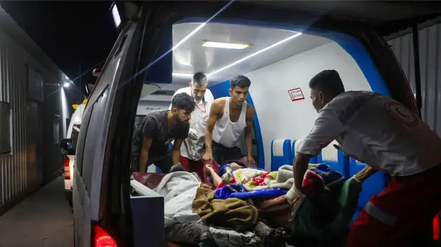 Des personnes transportent des blessés suite à une frappe israélienne à l'hôpital Al-Awda de Nuseirat, dans le centre de la bande de Gaza, le 29 octobre 2025. L'agence de défense civile de Gaza a déclaré à l'AFP le 29 octobre que des dizaines de frappes israéliennes avaient tué au moins 50 personnes dans le territoire palestinien pendant la nuit, quelques heures après que le président américain Donald Trump ait déclaré que "rien" ne compromettrait l'accord de cessez-le-feu qu'il avait contribué à négocier. Israël a commencé à mener des frappes aériennes le 28 octobre après avoir accusé le Hamas d'avoir attaqué les troupes israéliennes à Gaza et d'avoir violé la trêve.


