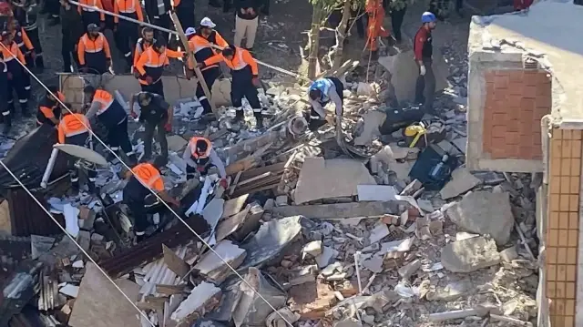 В Гебзе ведутся поисково-спасательные работы после обрушения здания | Фото: IHA