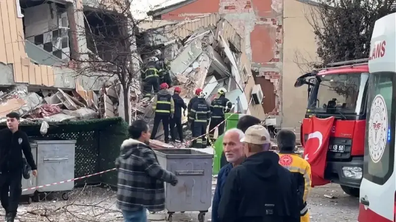 Gebze'de 6 katlı bina çöktü