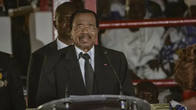 Le président sortant du Cameroun, Paul Biya, s'adresse à un rassemblement électoral à Maroua le 7 octobre 2025. Le président camerounais Paul Biya, âgé de 92 ans, a été réélu pour un huitième mandat avec 53,66 % des voix, selon les résultats officiels annoncés par le Conseil constitutionnel le 27 octobre 2025. 