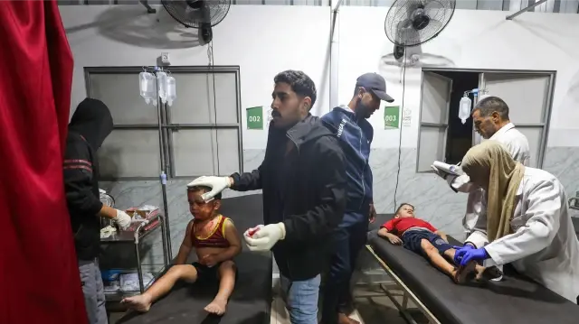 Des médecins s'occupent d'enfants blessés lors d'une frappe israélienne, à l'hôpital Al-Awda de Nuseirat, dans le centre de la bande de Gaza, le 29 octobre 2025. L'agence de défense civile de Gaza a déclaré à l'AFP le 29 octobre que des dizaines de frappes israéliennes avaient tué au moins 50 personnes dans le territoire palestinien pendant la nuit, quelques heures après que le président américain Donald Trump ait déclaré que "rien" ne compromettrait l'accord de cessez-le-feu qu'il avait contribué à négocier. Israël a commencé à mener des frappes aériennes le 28 octobre après avoir accusé le Hamas d'avoir attaqué les troupes israéliennes à Gaza et d'avoir violé la trêve.