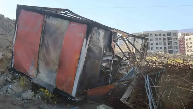 "Konteynerlere sıçramasın, can ve mal kaybı olmasın diye aniden iş makinesiyle yanan konteyneri aşağıya attım"