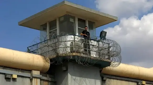 قوات الاحتلال تعتقل فتى فلسطينيا معاقا منذ أسبوعين وتخضعه لعنف