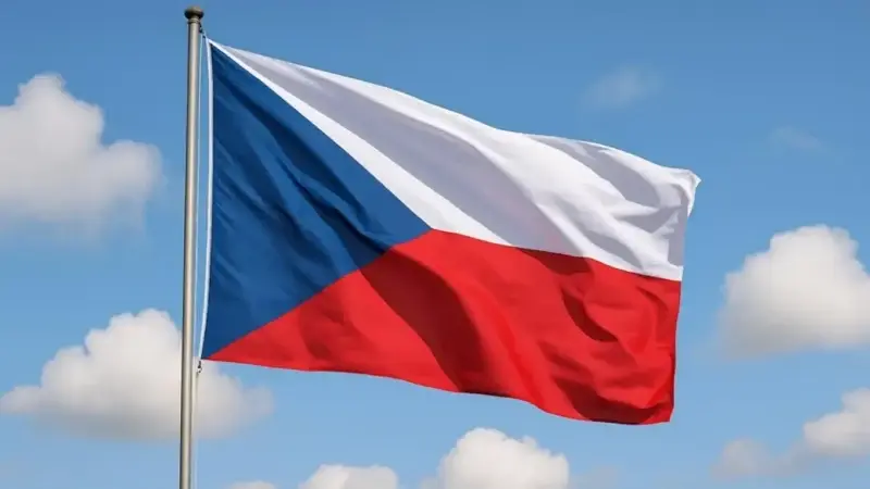 Adı açıklanmayan yedek asker, “Fransa’yı hiç ziyaret etmemesine rağmen Fransız yetkililerin hakkında yakalama emri çıkardığını” belirterek, dün Çekya’ya girişine izin verilmediğini söyledi.