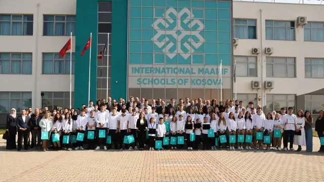 Les écoles internationales Maarif du Kosovo, affiliées à la Fondation Maarif de Türkiye (TMV), ont récompensé 70 élèves ayant obtenu des résultats scolaires et sportifs exceptionnels au niveau national et international lors d'un événement organisé à leur intention, le 16 octobre 2025.