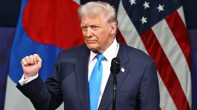 Le président américain Donald Trump gesticule pendant son discours lors du sommet des PDG de la Coopération économique Asie-Pacifique (APEC) au Centre des arts de Gyeongju, à Gyeongju, le 29 octobre 2025.