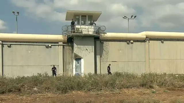 الاحتلال الإسرائيلي يحظر زيارة ممثلي الصليب الأحمر لمئات الأسرى الفلسطينيين