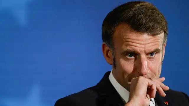Le président français Emmanuel Macron s'exprime lors d'une conférence de presse dans le cadre de la réunion du Conseil européen qui rassemble les 27 dirigeants de l'UE pour discuter de l'Ukraine, de la défense européenne, des récents développements au Moyen-Orient, de la compétitivité, du logement et des migrations, à Bruxelles, le 23 octobre 2025. 