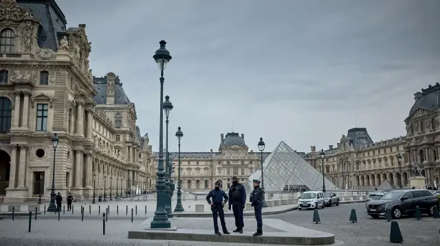 Французские полицейские перекрыли вход в Лувр после ограбления, произошедшего 19 октября 2025 года в Париже, Франция.