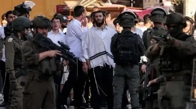 الضفة.. مستوطنون إسرائيليون يحرقون مركبتين شمالي رام الله