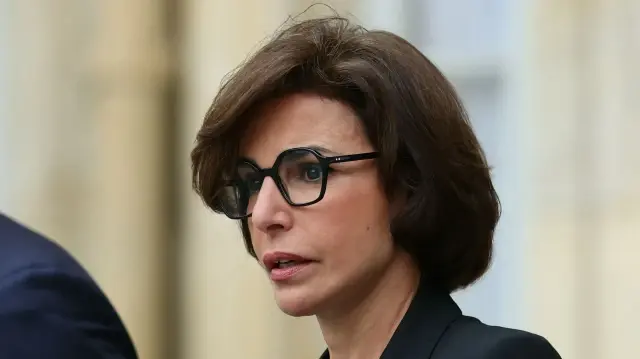 La ministre française de la Culture Rachida Dati quitte l'Hôtel Matignon à Paris le 13 octobre 2025 après une réunion avec les nouveaux membres du cabinet du Premier ministre reconduit dans ses fonctions.