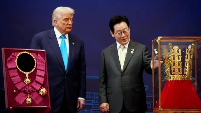 Ли Чжэ Мен вручает корону Дональду Трампу в Национальном музее Кенджу.