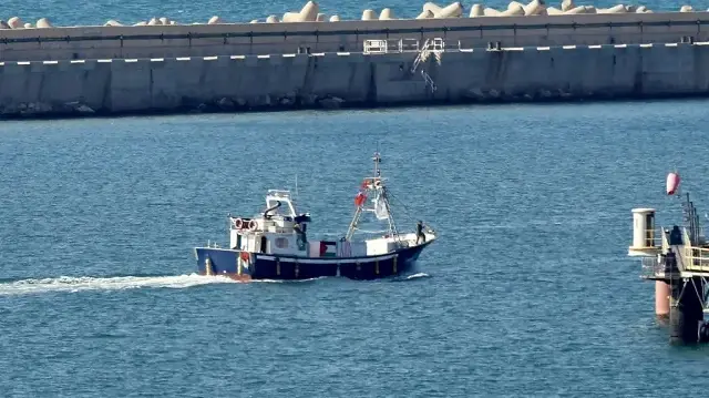Un bateau de la Flottille mondiale Sumud, intercepté par les forces israéliennes en mer Méditerranée, au large des eaux de la bande de Gaza, arrive au port sud d’Ashdod le 2 octobre 2025.