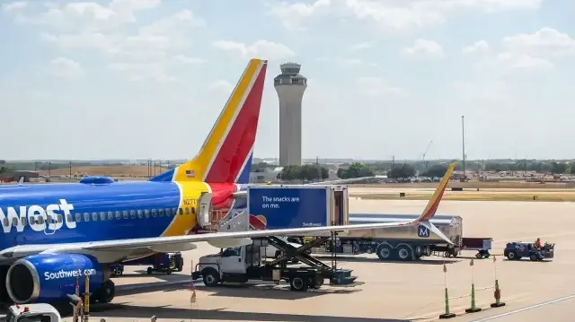 Une tour de contrôle aérien est visible après la fermeture des services publics à l'aéroport international Austin-Bergstrom, le 1er octobre 2025, à Austin, au Texas. 