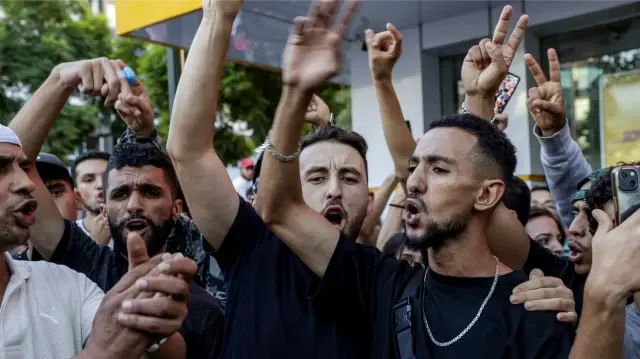 Des jeunes Marocains manifestent pour réclamer des réformes dans les secteurs de la santé et de l'éducation à Rabat, le 2 octobre 2025. Le Maroc s'apprêtait à vivre une sixième nuit de manifestations le 2 octobre, alors que le Premier ministre du pays appelait au dialogue avec les manifestants, au lendemain de la mort de trois personnes lors d'affrontements dans la ville méridionale d'Agadir.