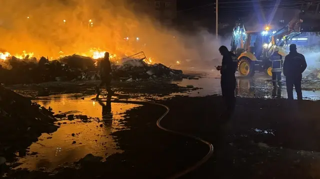 Yangın nedeniyle çıkan duman ve kötü koku ilçe merkezine kadar ulaştı.