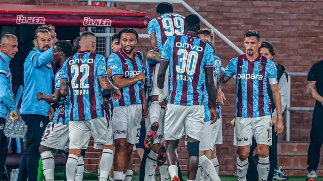 Trabzonsporlu futbolcuların Kayserispor maçındaki sevinci.