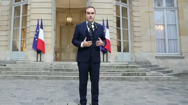 Le Premier ministre français Sébastien Lecornu fait une déclaration à l'Hôtel Matignon à Paris, le 3 octobre 2025, avant une série de consultations avec les partis politiques en vue de l'annonce de la composition du nouveau gouvernement.