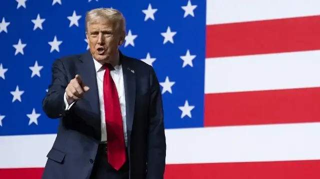 Le président américain Donald Trump quitte les lieux après s'être adressé aux officiers supérieurs réunis à la base du Corps des Marines de Quantico, en Virginie, le 30 septembre 2025. 