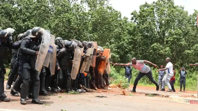 Les 17 et 18 septembre 2025, le Colonel-Major COULIBALY Diomonhoulé, Commandant Adjoint de la Gendarmerie Mobile, a inspecté les unités de la 4ème Légion à Korhogo. Au cours de l'exercice, ​les gendarmes mobiles ont démontré leur savoir-faire en matière de gestion de foules hostiles, de franchissement, de barricades et de neutralisation d’individus armés.