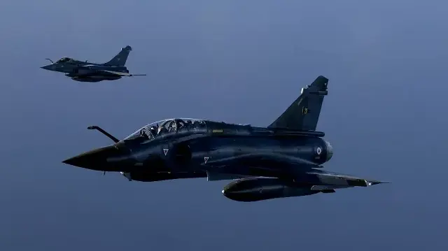 Un Dassault Mirage 2000D de l'armée de l'air et de l'espace française, flanqué d'un Dassault Rafale, survole les côtes sud-ouest de la France le 26 septembre 2025, dans le cadre des exercices nationaux interalliés et interarmées Volfa 2025.