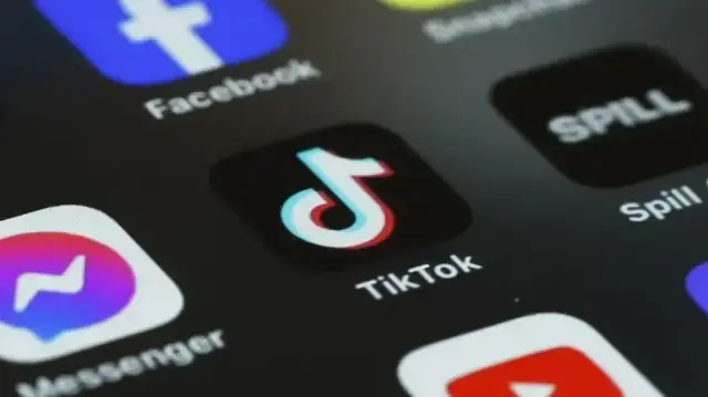 Le gouvernement prépare une loi imposant un enregistrement numérique pour accéder à Facebook, TikTok, Instagram et X, suscitant craintes et débats.