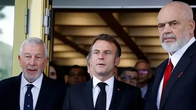 De gauche à droite : Richard Attias, président du comité exécutif de l'Institut Future Investment Initiative (FII), le président français Emmanuel Macron et le Premier ministre albanais Edi Rama posent pour une photo après le sommet Future Investment Initiative (FII) Priority Europe, au Théâtre national de Tirana, le 17 mai 2025.